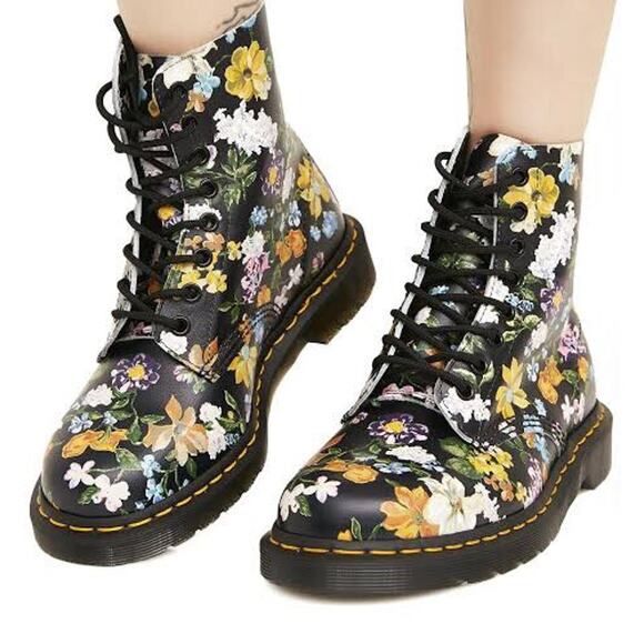Dr Martens Pascal Boots Darcy Black Floral‎ 8-Eye Leather Lace Up Sz 6 Women's